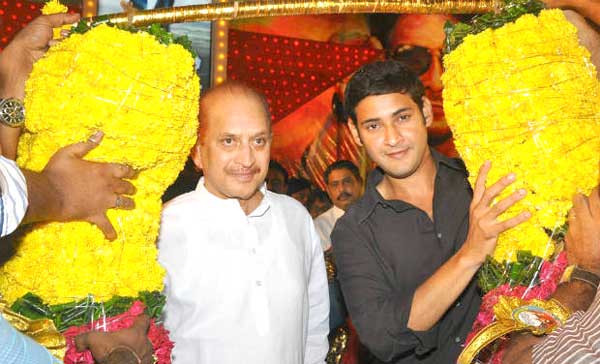 super star krishna,super star mahesh,mahesh new movie srimanthudu,srimanthudu first look  సూపర్‌స్టార్‌ బర్త్‌డేలో రెండు వేడుకలు.!